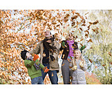   Spaß & vergnügen, Herbstlaub, Familie, Herbstspaziergang