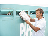   Mann, Mülltrennung, Altpapier, Altpapiercontainer