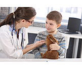   Kind, Tierliebe, Erklären, Kaninchen, Tierärztin, Tierarztpraxis
