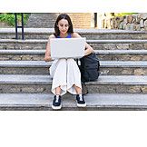   Junge Frau, Unterwegs, Treppe, Sitzen, Laptop, Internet, Wireless